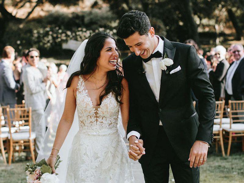 Nu e glumă! Doi miri au primit la nuntă plicuri goale după ce invitații au folosit banii pentru a da dedicații. Nicolae Guță, invitat să &icirc;ntrețină atmosfera&nbsp;