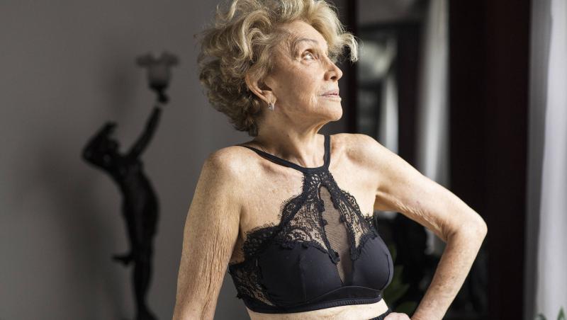 Helena Schargel, bunica de aproape 80 de ani care creează și prezintă lenjerie intimă.
