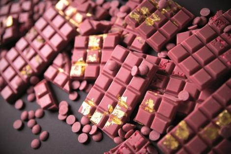 Pentru prima dată, ciocolatierii din România au scos la vânzare ciocolată roz, realizată numai din ingrediente naturale