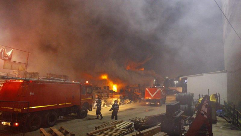 Incendiu de amploare la un depozit de pe Șoseaua Fundeni din București | VIDEO