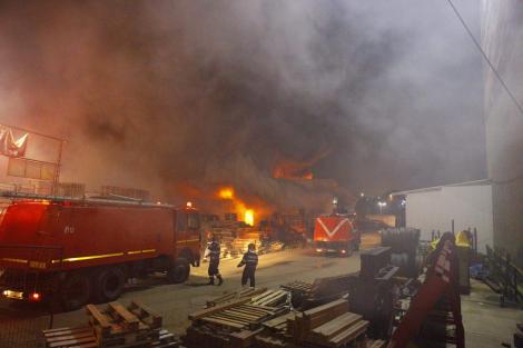 Avertisment RO-ALERT! Incendiu cu degajări mari de fum, la un depozit de pe Șoseaua Fundeni (FOTO)