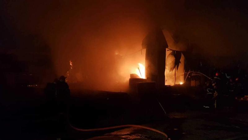 Incendiu cu degajări mari de fum, la un depozit de pe Șoseaua Fundeni din București