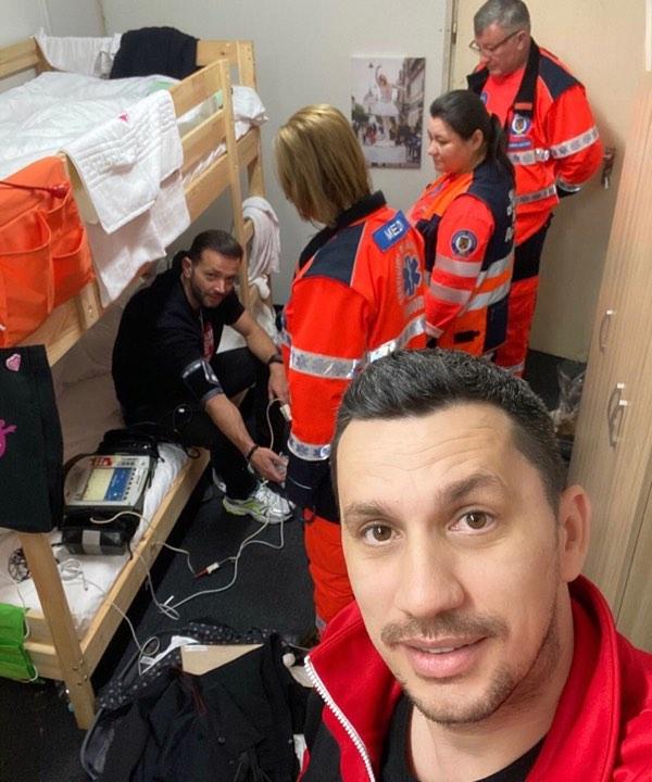 FOTO/ Mihai Morar a fost luat de ambulanță de la Tărgul de Crăciun din Oradea! Acestuia i s-a făcut rău &icirc;n timpul emisiei