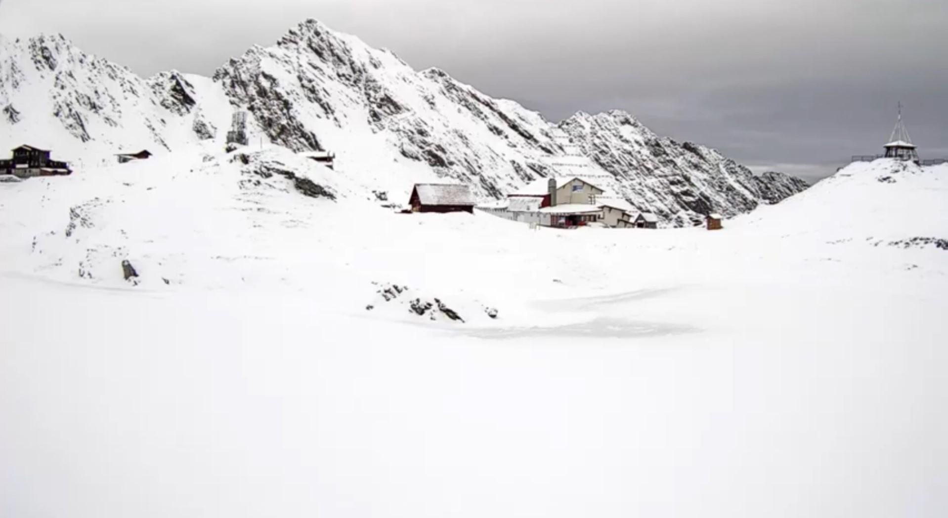Iarna s-a instalat &icirc;n toată regula! Locul din Rom&acirc;nia &icirc;n care stratul de zăpadă a ajuns deja la 39 de centimetri- Foto, Video