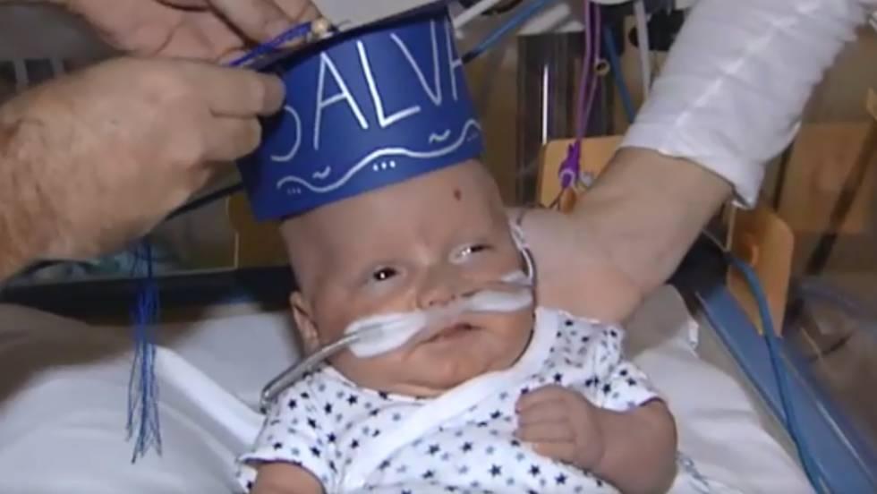 A &rdquo;absolvit&rdquo; Maternitatea! Un bebeluș care a c&acirc;ntărit 500 de grame la naștere a fost externat după cinci luni petrecute &icirc;n incubator