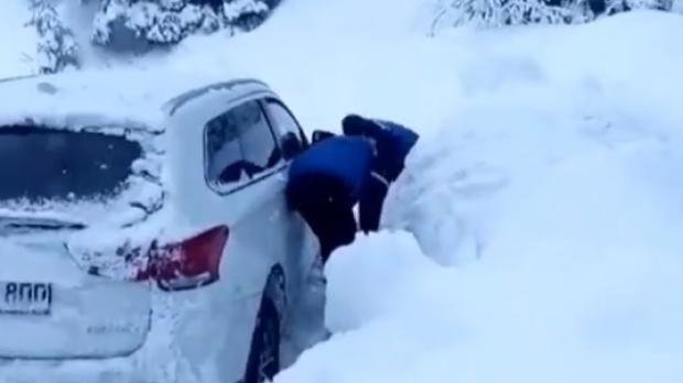 Două persoane au rămas &icirc;nzăpezite &icirc;n Munții Bucegi, la Peștera Ialomița. Turiștii habar n-aveau dacă se află &icirc;n județul Prahova ori &icirc;n D&acirc;mbovița&nbsp;