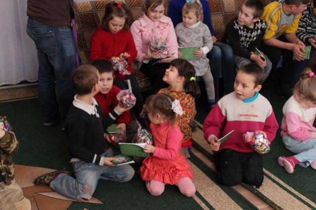 Mesajul dureros al unei fetițe dintr-un orfelinat din Rom&acirc;nia: &bdquo;E multă lume pe la noi &icirc;n decembrie, dar apoi nu mai vine nimeni. Urăsc luna ianuarie!"