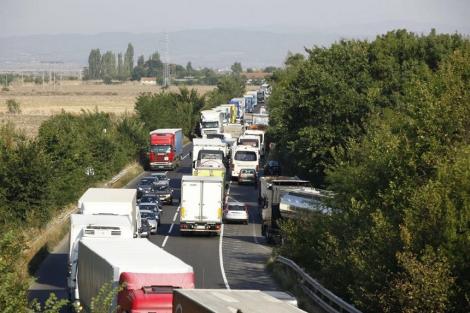 Transportatorii solicită autorităţilor din România să conteste acordul prin care firmele de transport rutier din România ar fi excluse din piaţa europeană