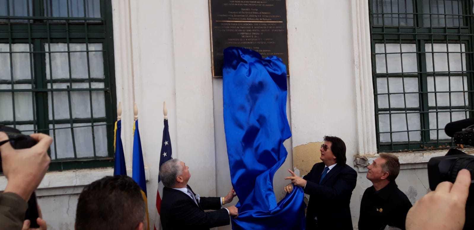 Ambasadorul SUA Adrian Zuckerman, la Timişoara, la dezvelirea plăcii de bronz trimisă de Donald Trump la 30 de ani de la Revoluţie: Rom&acirc;nia nu este complet eliberată - FOTO