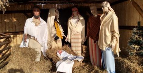 VIDEO/ Timişorenii au rămas mască în clipa în care au văzut decorațiunile de Crăciun! Scena Naşterii lui Iisus a fost realizată cu ajutorul unor manechine de haine