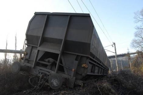 Noi probleme pentru CFR. Un vagon cu cărbune a deraiat în Mehedinți