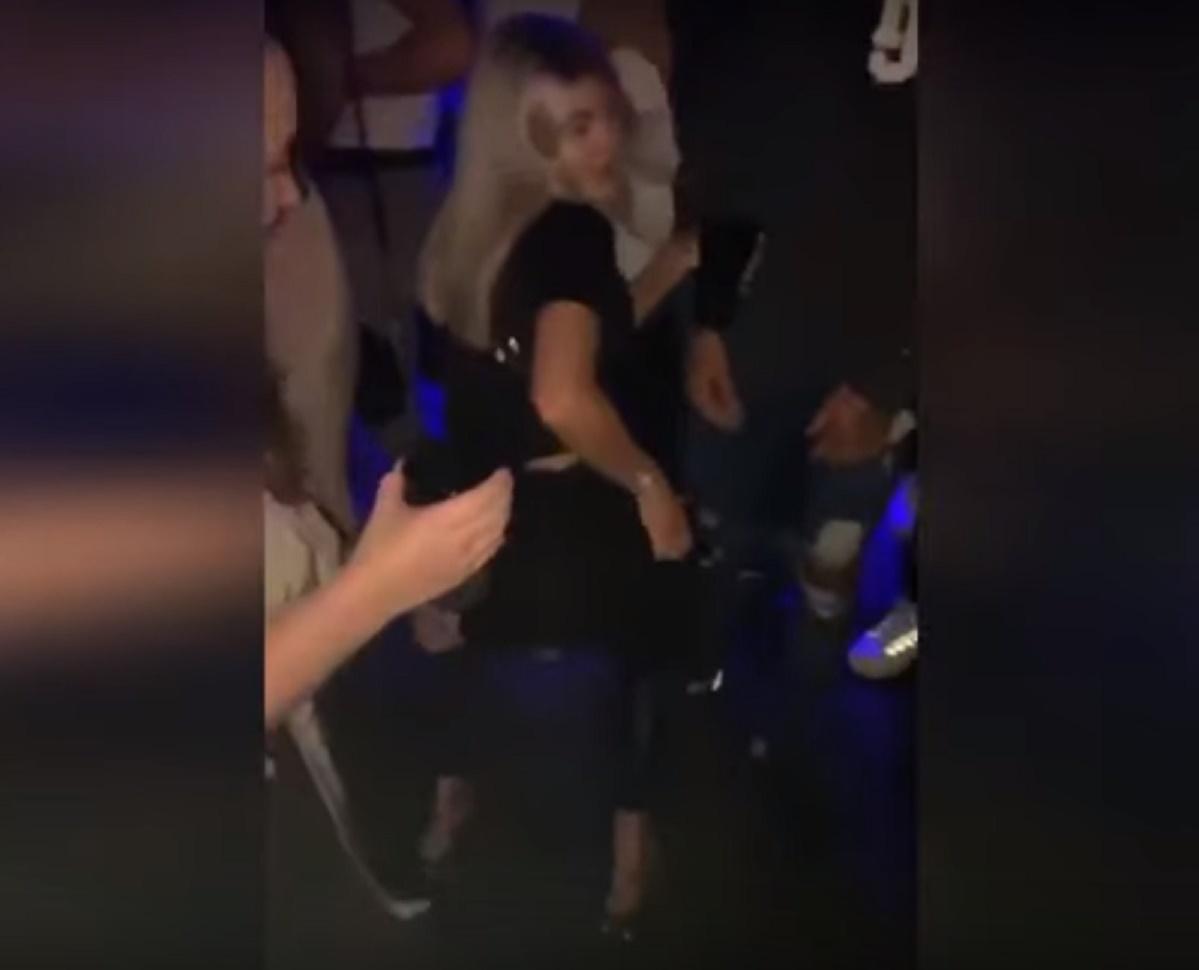 I-au „explodat” pantalonii în club, lăsând totul la vedere! Abi a făcut spectacol fierbinte | VIDEO