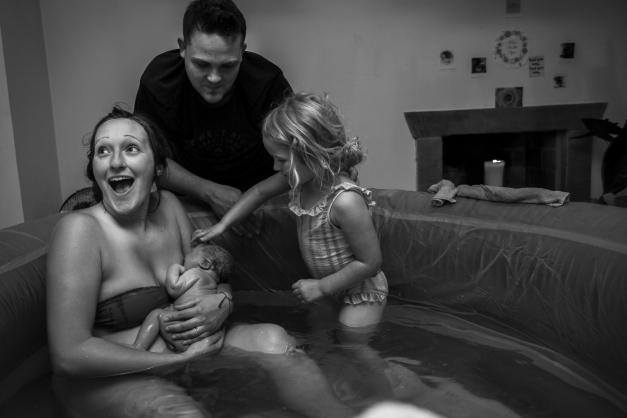 A născut acasa ajutată de soț și fiica de patru ani. Imagini emoționante din timpul nașterii - Foto