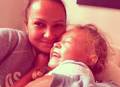 O fetiță de șapte ani a murit subit, în brațele mamei ei, din cauza gripei: ”Nu-mi vine să cred că nu mai e. Trebuia să mergem la film!”
