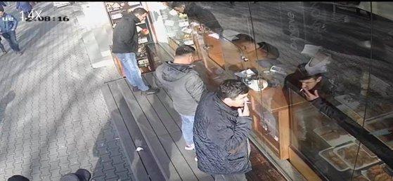 Metodă nouă de &icirc;nșelătorie! Cum au acționat trei escroci la o covrigărie din Focșani |Video