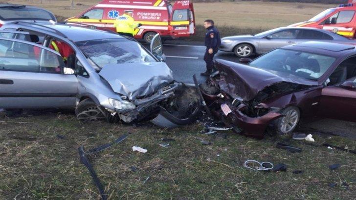 Accident violent &icirc;n Sibiu: două mașini au intrat &icirc;n coliziune, toţi cei 10 pasageri au ajuns la spital. Traficul a fost redirecționat