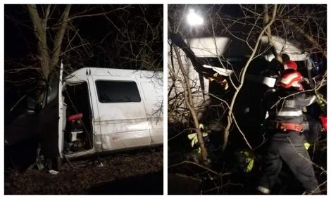 Tragedie înainte de Crăciun, în județul Neamț! Un microbuz s-a făcut zob, după ce s-a izbit de un copac! Doi oameni au murit! Imagini greu de privit! VIDEO