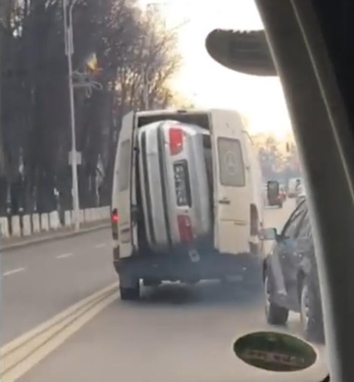 FOTO/ Se &icirc;nt&acirc;mplă &icirc;n Rom&acirc;nia! O fotografie cu un BMW Seria 3 transportat &icirc;n spatele unei dube vuiește pe tot Internetul