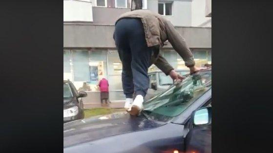 VIDEO VIRAL, din Suceava! Și-a escaladat propria mașină, ca să nu calce &icirc;n bălți. &bdquo;Băi, dar c&acirc;t de prost să fii să faci aşa ceva?&rdquo;