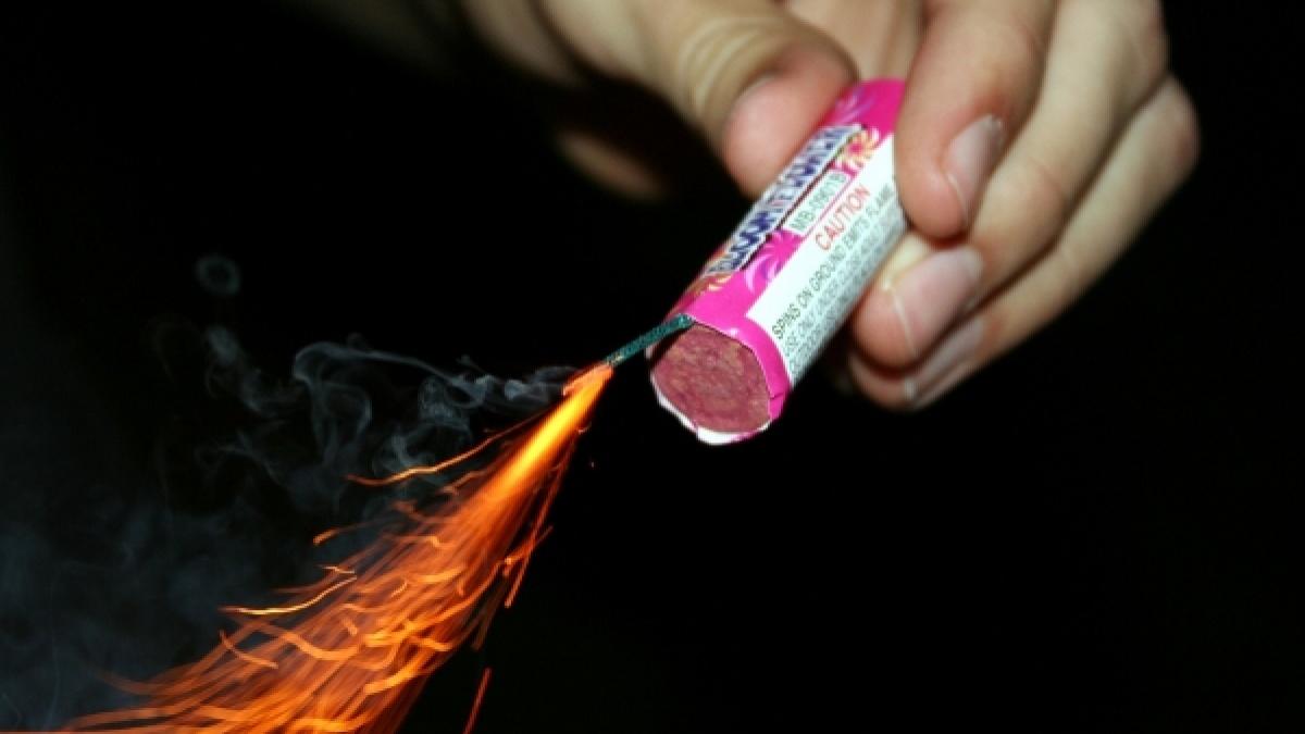 Copil de zece ani, rănit grav &icirc;nainte de Crăciun, după ce i-a explodat o petardă &icirc;n față. Micuțul riscă să-și piardă vederea