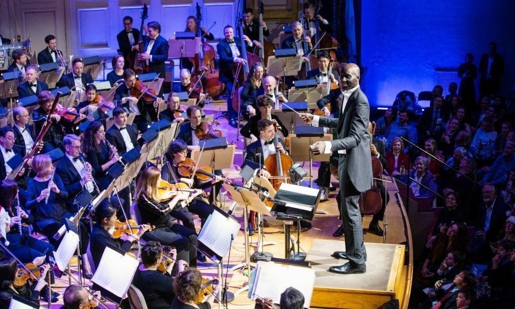 Baschetbalistul Tacko Fall (2,29 metri &icirc;nălţime), dirijor la concertul de sărbători al orchestrei Boston Pops