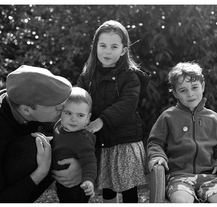 Ducesa de Cambridge a publicat de Crăciun o fotografie inedită cu cei trei copii şi prinţul William