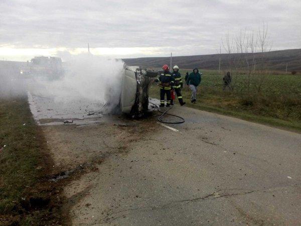 Un copil și trei adulți, la un pas de moarte, &icirc;n cea de-a doua zi de Crăciun! Mașina &icirc;n care se aflau a luat foc, &icirc;n Vaslui! Imagini tulburătoare! VIDEO