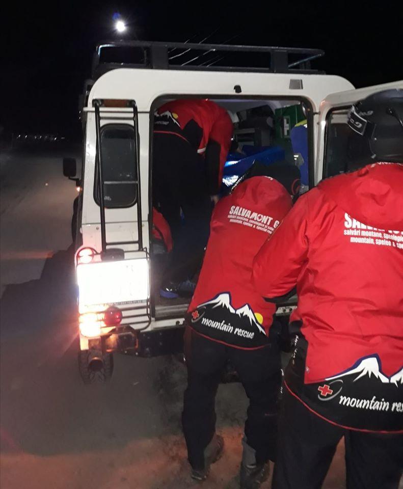 Gorj: Salvamontiştii au intervenit pentru recuperarea unui autoturism ieşit &icirc;n afara şoselei şi blocat &icirc;n zăpadă, &icirc;n staţiunea R&acirc;nca/ Trei persoane, &icirc;ntre care un copil, se aflau &icirc;n maşină
