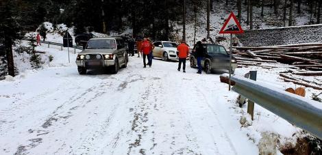 Patruzeci de turişti rămaşi blocaţi cu maşinile în zona Padina din Munţii Bucegi, din cauza gheţii de pe drum, ajutaţi de jandarmi montani, salvamontişti şi poliţişti - FOTO
