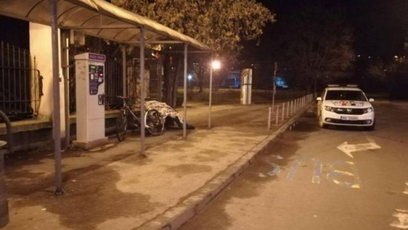 Un mort, păzit o noapte întreagă de un echipaj de poliție, într-o stație de autobuz din Baia Mare.