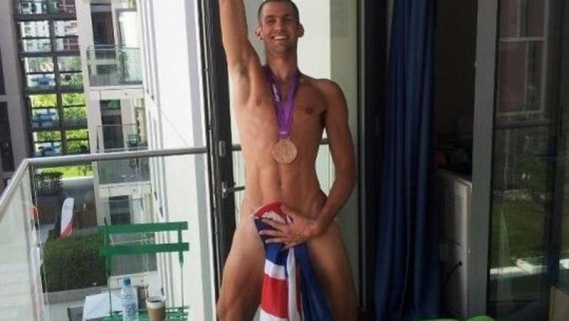 „Naked Trophy”: Sportivii pozează dezbrăcați, acoperind organele genitale doar cu cupa sau medalii câștigate - GALERIE FOTO