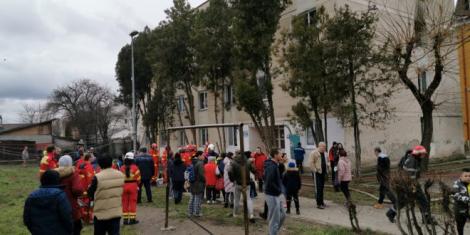 Incendiu violent într-un bloc din Târgu-Mureș: 36 de locatari evacuați și o persoană rănită