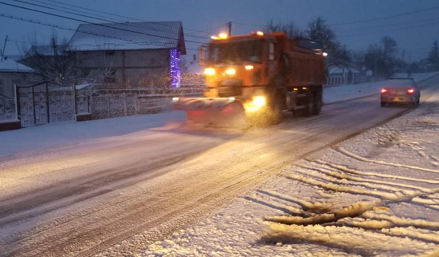 Direcţia Regională de Drumuri şi Poduri Iaşi: Ninsori şi viscol &icirc;n mai multe judeţe ale Moldovei. Nu sunt blocaje rutiere - FOTO, VIDEO