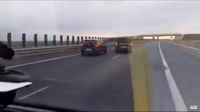 Momentul &icirc;n care doi șoferi se șicanează &icirc;n trafic, pe autostrada Timișoara-Arad. Impactul este evitat &icirc;n ultimul moment&nbsp;