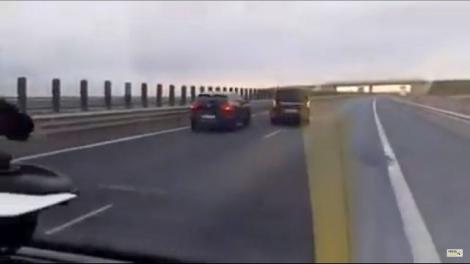 Momentul în care doi șoferi se șicanează în trafic, pe autostrada Timișoara-Arad. Impactul este evitat în ultimul moment 