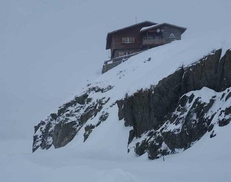 Risc foarte mare de avalanşă &icirc;n Munţii Făgăraş. Salvamontiştii recomandă turiştilor să nu iasă din cabane