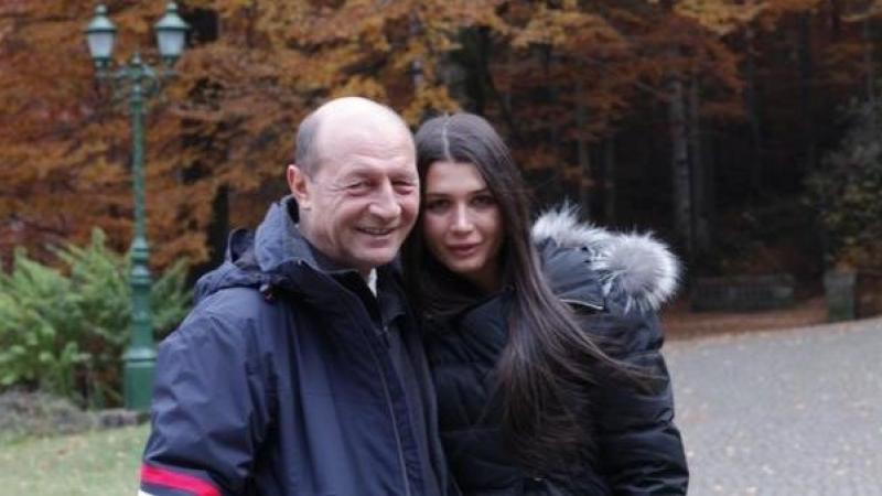 Fiica lui Traian Băsescu, dată exemplu tuturor femeilor din Rom&acirc;nia: &bdquo;E singură și crește trei copii&rdquo;