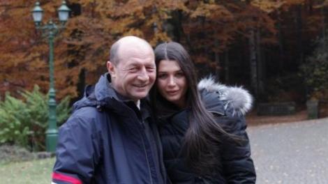 Fiica lui Traian Băsescu, dată exemplu tuturor femeilor din România: „E singură și crește trei copii”
