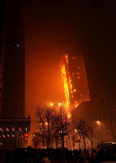 Infern în China. O clădire de 25 de etaje a fost înghițită de flăcări