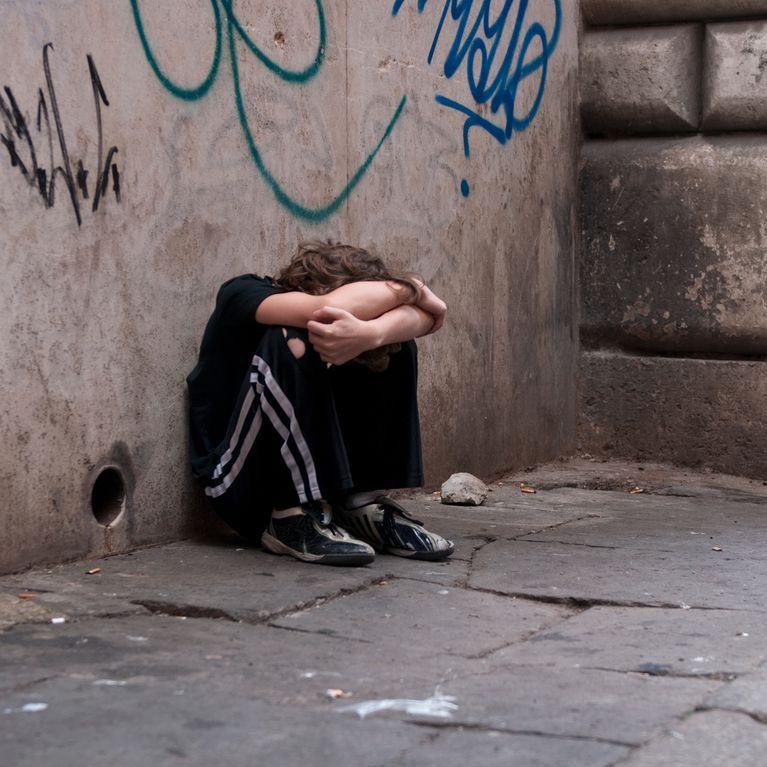 Criză &icirc;n Franța! Peste 700 de copii dorm &icirc;n fiecare noapte pe străzile din Paris fără să-i pese cuiva: &bdquo;Au datoria de a garanta un viitor pentru toți copiii