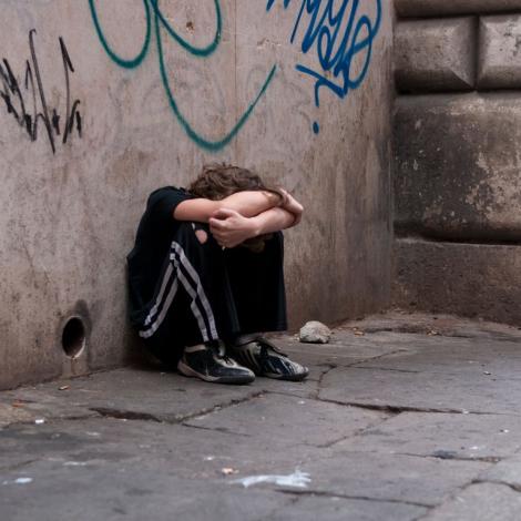 Criză în Franța! Peste 700 de copii dorm în fiecare noapte pe străzile din Paris fără să-i pese cuiva: „Au datoria de a garanta un viitor pentru toți copiii