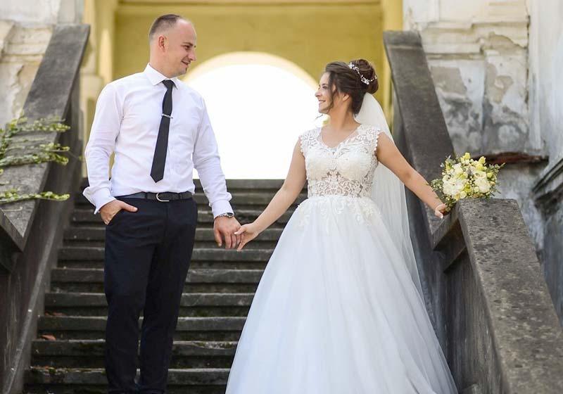 O asistentă medicală și-a abandonat bebelușul nou-născut pe un tomberon. Femeia &icirc;și ascunsese sarcina luni de zile