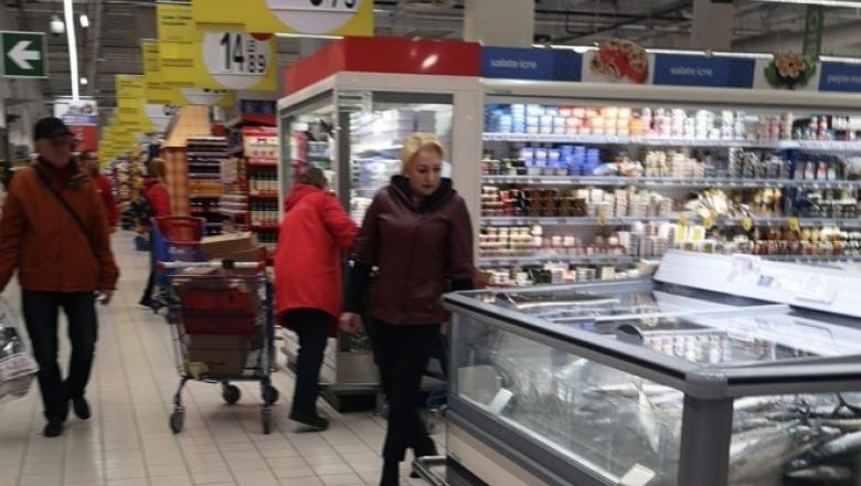 Ce face Viorica Dăncilă după ce și-a dat demisia de la șefia PSD. Imaginea făcută publică a st&acirc;rnit isterie: &rdquo;P&acirc;nă la urmă e și ea un om ca toți oamenii&rdquo;