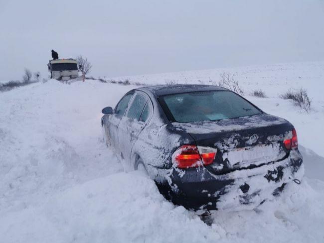Iarnă grea în România: Viscolul și ninsorile au făcut prăpăd. Mașini răsturnate în nămeți și ambulanțe scoase cu utilajele din troiene