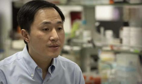 Cercetătorul chinez He Jiankui, care a adus pe lume bebeluşi modificaţi genetic, condamnat la trei ani de închisoare în China