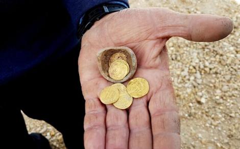 O "puşculiţă" cu monede de aur, descoperită în Israel