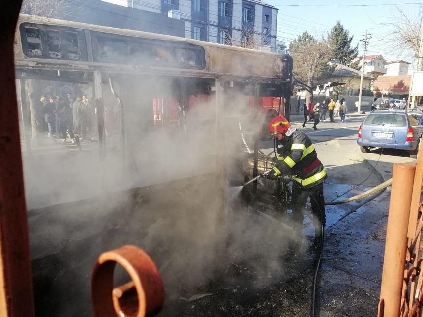 Incendiu izbucnit la un autobuz &icirc;n Craiova. Focul s-a extins la o locuinţă aflată &icirc;n zonă