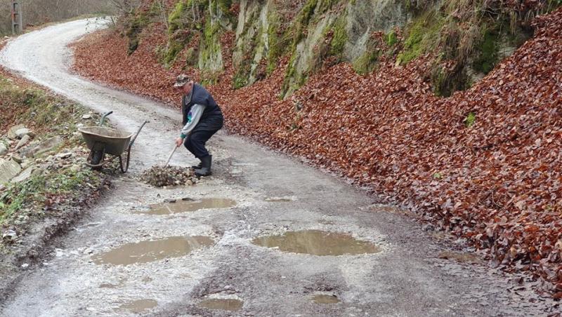 Un bătrânel a asfaltat singur un drum județean din Hunedoara