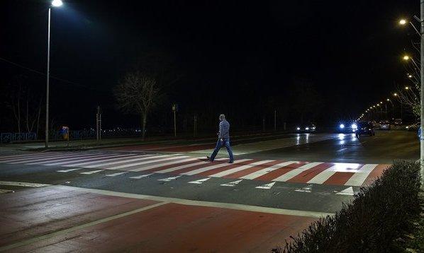 Galați, &icirc;ncă un oraș cu trecere de pietoni inteligentă. Nu avem străzi asfaltate dar avem luminițe pentru gropi