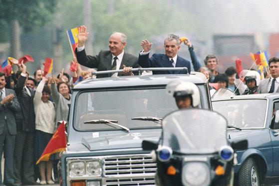 ANAF a reluat v&acirc;nzarea pentru mașina ARO cu care Ceaușescu s-a fălit &icirc;n fața lui Gorbaciov!&nbsp;I-a scăzut valoarea! De la ce preț pornește licitația
